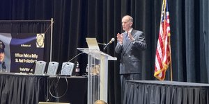 Ο Κρις Μαντέλ μιλά σε αστυνομικούς