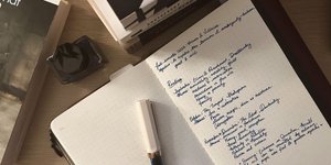 Η βασική πρόταση της τάσης είναι σχεδόν προκλητική: οι ενήλικες θα έπρεπε να ξαναδώσουν στον εαυτό τους «εργασίες για το σπίτι» / SHUTTERSTOCK