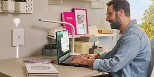 Άνδρας μπροστά σε laptop