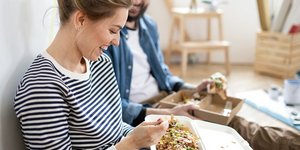 Ζευγάρια που δαπανούν χρήματα για μικρές υπηρεσίες δηλώνουν υψηλότερα επίπεδα ικανοποίησης από τη σχέση τους / SHUTTERSTOCK