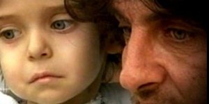 Ο μικρός Παναγιώτης Βασιλέλλης με τον πατέρα του 