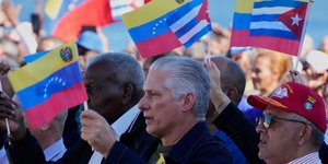 Ο Κουβανός πρόεδρος Μιγκέλ Ντίας-Κανέλ συμμετέχει σε διαδήλωση στην Αβάνα υπέρ του Νικολάς Μαδούρο 