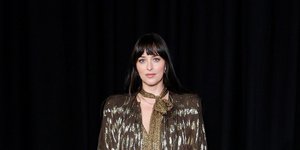 Η Ντακότα Τζόνσον μαγνητίζει τα βλέμματα με no pants look στο show του Valentino στο Παρίσι