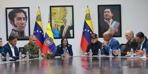 Η Ντέλσι Ροντρίγκεζ στην πρώτη συνεδρίαση του συμβουλίου ως υπηρεσιακή πρόεδρος της Βενεζουέλας 