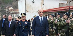 δενδιας με στρατο