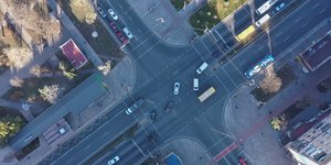 Κίνηση οχημάτων σε διασταύρωση 