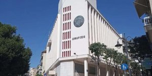 Αδιανόητο περιστατικό στο Αγρίνιο: Άνδρας μπούκαρε στο δημαρχείο, επιτέθηκε στον δήμαρχο και δάγκωσε υπάλληλο 