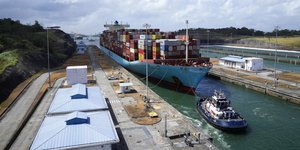 Πλοίο μεταφοράς εμπορευματοκιβωτίων στη διώρυγα του Παναμά 