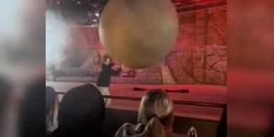 Ψεύτικος βράχος 180 κιλών χτυπά εργαζόμενο και τον ξαπλώνει κάτω