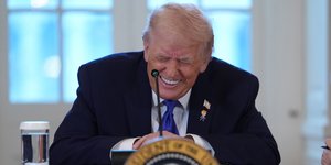 Ο Ντόναλντ Τραμπ χαμογελά κατά τη διάρκεια συνάντησης με στελέχη πετρελαϊκών εταιρειών στον Λευκό Οίκο, Παρασκευή 9 Ιανουαρίου 2026, στην Ουάσινγκτον 