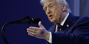 Ο Ντόναλντ Τραμπ με μελανιά στο αριστερό του χέρι 