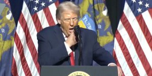 Ο Ντόναλντ Τραμπ βήχει στη διάρκεια ομιλίας του μιμούμενος τον Τζο Μπάιντεν