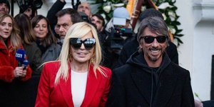 Η Donatella Versace τιμά τον Valentino με ένα εντυπωσιακό κόκκινο ταγέρ