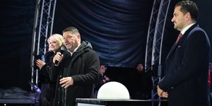 Ατελείωτο πάρτι μέχρι το πρωί στα δύο κορυφαία εορταστικά τοπόσημα του Λεκανοπεδίου