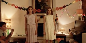 δυο κοπελες προσοχη