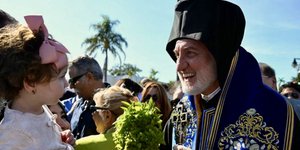 Ο Ελπιδοφορος στο Τάρπον Σπρινγκς με ένα παιδάκι