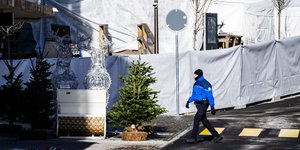 Αστυνομικοί έξω από το μπαρ στο Κραν Μοντανά της Ελβετίας