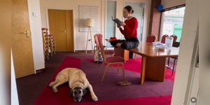 Ο Γιώργος Λάνθιμος ανέβασε backstage από τη «Βουγονία» με την Έμμα Στόουν 