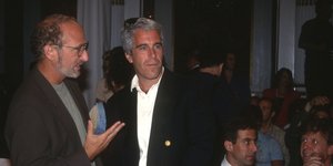 Ο Τζέφρι Επστάιν μιλάει με άγνωστο