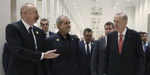 Ο Ρετζέπ Ταγίπ Ερντογάν με τον Ιρανό πρόεδρο Μασούντ Πεζεσκιάν (στη μέση) και τον πρόεδρο του Αζερμπαϊτζάν Ιλάμ Αλίγιεφ (αριστερα) τον Ιούλιο του 2025