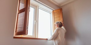 Γυναίκα ανοίγει παράθυρο για να αεριστεί ο χώρος