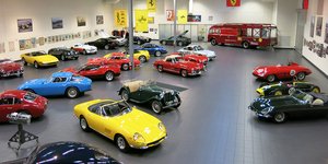 Ένα όνομα αυτοκινήτου δεν είναι απλώς μια λέξη στο πίσω μέρος του αμαξώματος / SHUTTERSTOCK