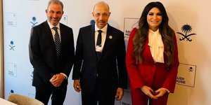 Ο Αλέξανδρος Εξάρχου με τον υπουργό Επενδύσεων της Σαουδικής Αραβίας, Khalid A. Al-Falih, και η πρέσβης των ΗΠΑ στην Ελλάδα, Kimberly Guilfoyle