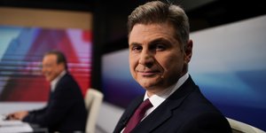 Ο Νίκος Φαραντούρης και στο βάθος ο Σωκράτης Φάμελλος