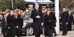 Ο βασιλιάς Φελίπε και η βασίλισσα Λετίθια με τις κόρες τους στην Μητρόπολη Αθηνών για την κηδεία της πριγκίπισσας Ειρήνης