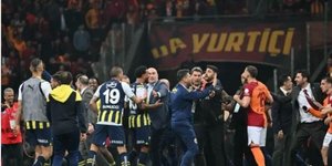 Ποινή φυλάκισης σε δύο παίκτες της Φενέρμπαχτσε για επίθεση στον διευθυντή του γηπέδου της Γαλατάσαραϊ