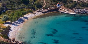 Η παραλία Πετροκοπιό στους Φούρνους 