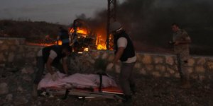 Περισυλλογή της σορού δημοσιογράφου, που σκοτώθηκε στα σύνορα του Ισραήλ με τον Λίβανο