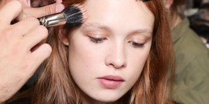 Ακνεϊκό δέρμα; Αυτές είναι οι ελαφριές φόρμουλες που αντικαθιστούν τα βαριά foundations