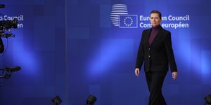 Η Μέτε Φρεντέρικσεν περπατά προς το κτίριο της Κομισιόν