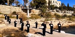 Καρέ-καρέ η στιγμή που Ναυτικοί Δόκιμοι την υποδέχονται την φρεγάτα