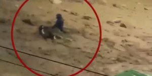 Ο πολίτης που σώζει μια γυναίκα από τα ορμητικά νερά στην Άνω Γλυφάδα