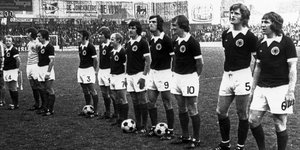 Ο Γκόρντον Μακουίν δεύτερος από τα δεξιά στην Εθνική Ομάδα ποδοσφαίρου της Σκωτίας το 1974