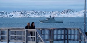 Πλοίο του Πολεμικού Ναυτικού της Δανίας περιπολεί στην Γροιλανδία