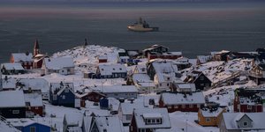 Σκάφος του ΠΝ της Δανίας περιπολεί ανοικτά της πρωτεύουσας της Γροιλανδίας, Νουούκ