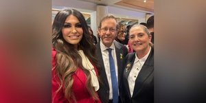 Η Αμερικανίδα πρέσβης Κίμπερλι Γκίλφοϊλ με τον Ισραηλινό πρόεδρο Ισαάκ Χέρτζογκ στο Νταβός