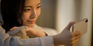 Ασιάτισσα κοιτά κινητό