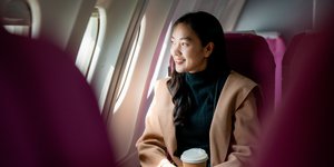 Γυναίκα με παλτό σε αεροπλάνο