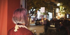 γυναικα πλατη τζαμι