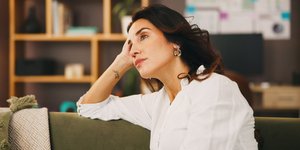 Γυναίκα σκέφτεται