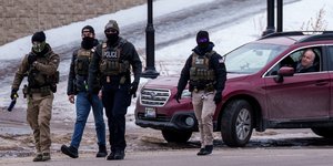 Πράκτορες της υπηρεσίας ελέγχου της μετανάστευσης ICE επιχειρούν στη Μινεσότα, υπό το βλέμμα ενός ανήσυχου οδηγού 