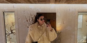 Η Ηλιάνα Παπαγεωργίου με UGG μποτάκια και το πανωφόρι που είναι το trend του φετινού χειμώνα