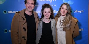 Η Πέγκυ Τρικαλιώτη, πρωταγωνίστρια της παράστασης «Σε βλέπω», με τον Γιώργο Φλωράτο και τη Βασιλική Τρουφάκου