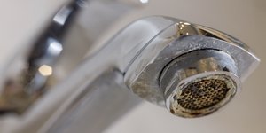 Πώς καθαρίζουμε τα άλατα από τη βρύση χωρίς ξύδι