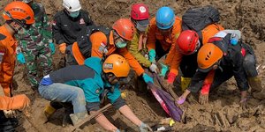 Διασώστες στο σημείο της κατολίσθησης στην Ινδονησία 