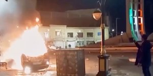 Στιγμιότυπο από βίντεο που δόθηκε στη δημοσιότητα την Παρασκευή 9 Ιανουαρίου 2026 από την ιρανική κρατική τηλεόραση με φλεγόμενα οχήματα κατά τη διάρκεια νυχτερινών μαζικών διαδηλώσεων στη Ζαντζάν